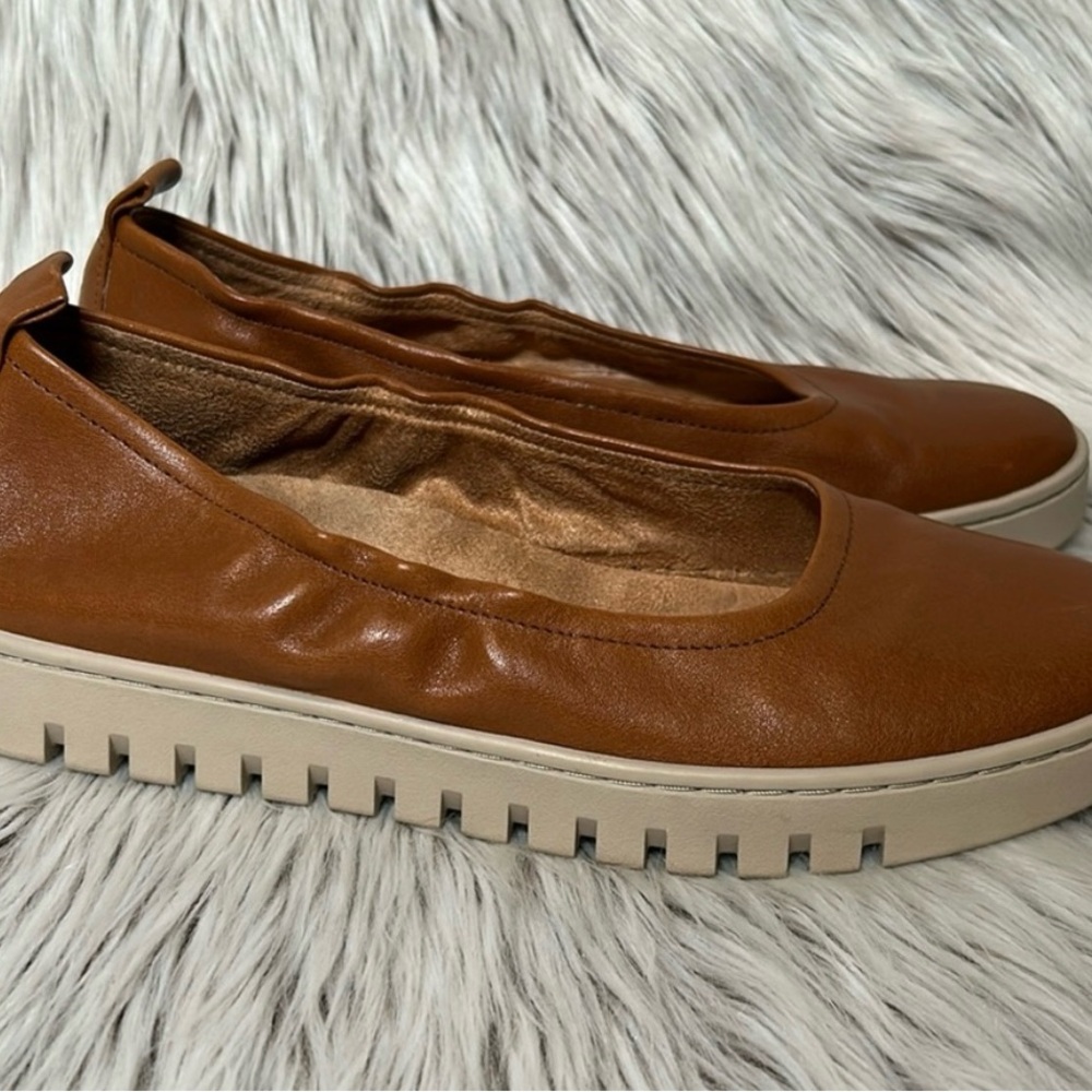 Vionic Tan Leather Flats with Cream Soles